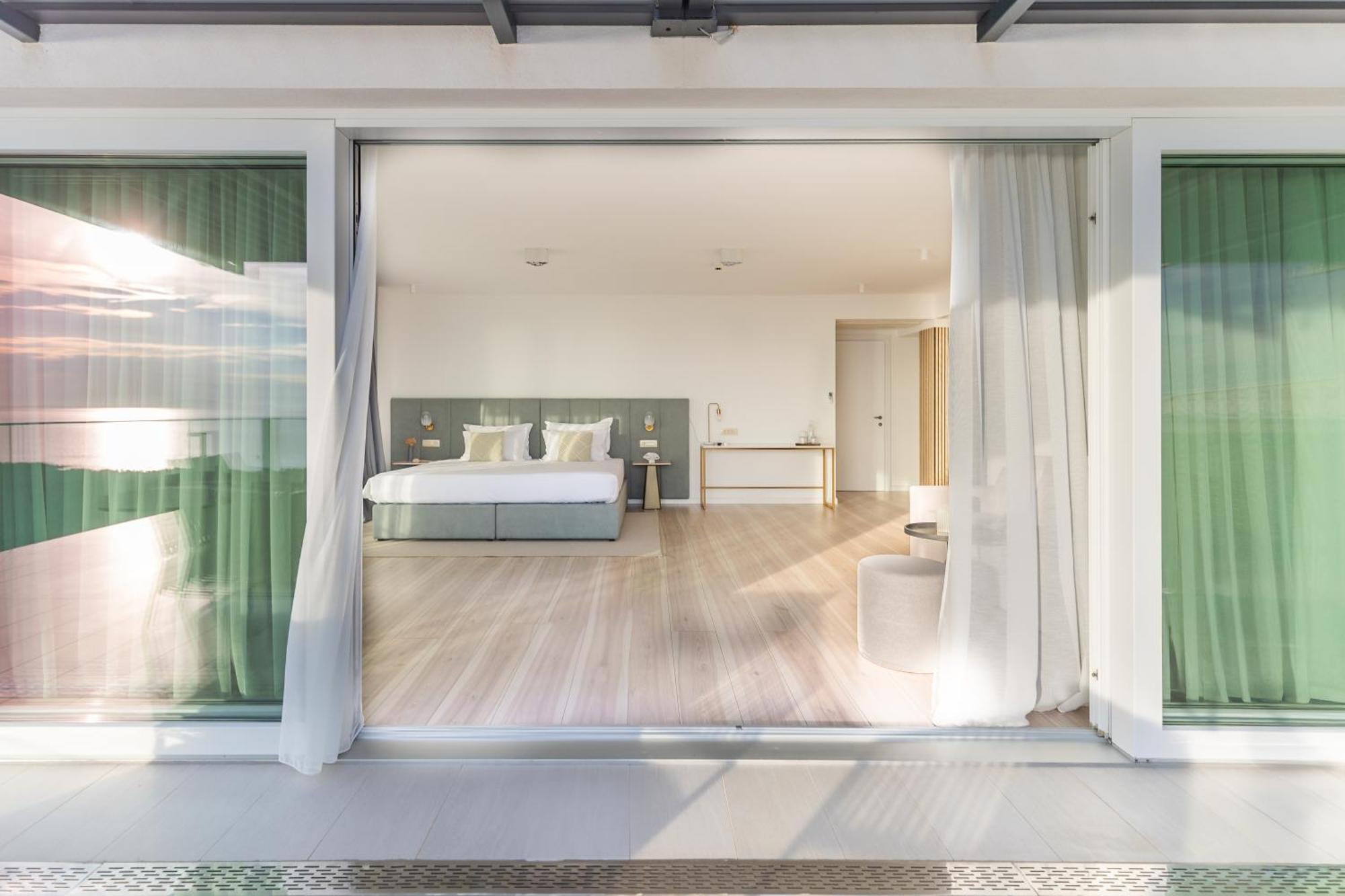 Panoramasuite mit Balkon und Hydromassage-Wanne